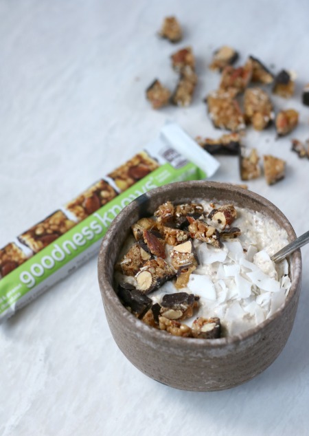 Making breakfast a little more exciting with oatmeal banana smoothie bowls paired with goodnessknows snack squares! 