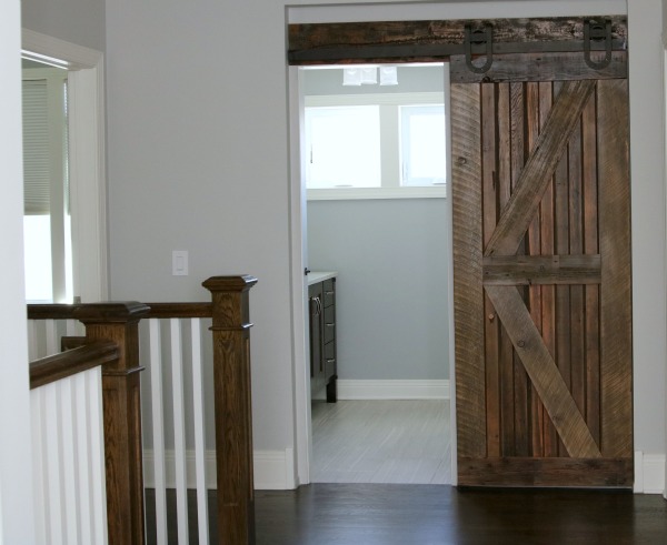 Farmhouse Chic: Sliding Barn Doors