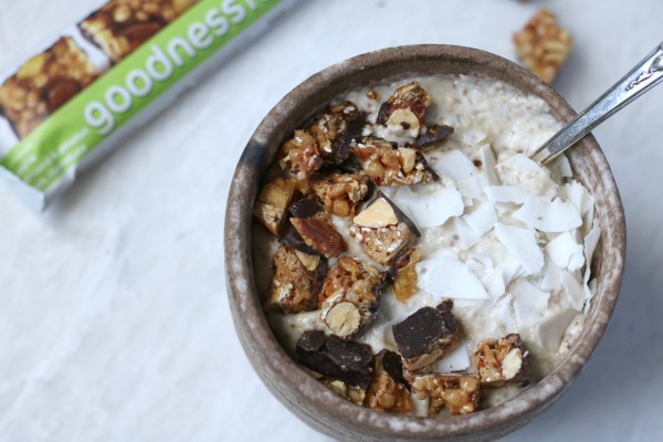 Making breakfast a little more exciting with oatmeal banana smoothie bowls paired with goodnessknows snack squares! 