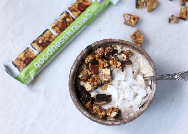 Making breakfast a little more exciting with oatmeal banana smoothie bowls paired with goodnessknows snack squares! 