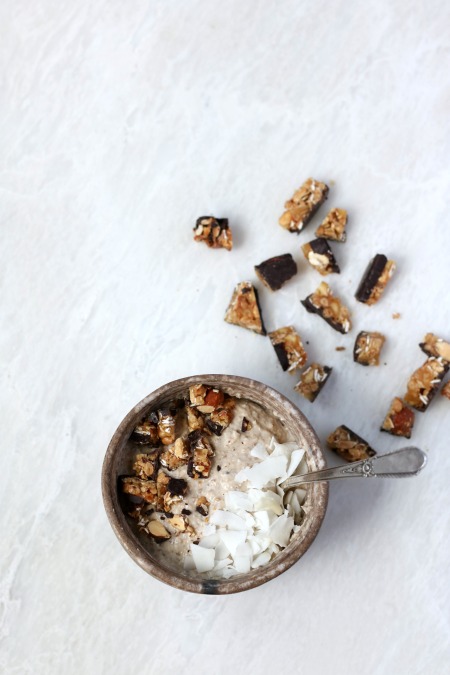 Making breakfast a little more exciting with oatmeal banana smoothie bowls paired with goodnessknows snack squares! 